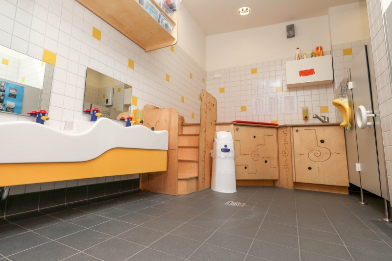 WC, Wasch- und Wickelraum