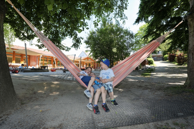 Der Baumbestand bietet den Kindern auch im Sommer genügend Schatten