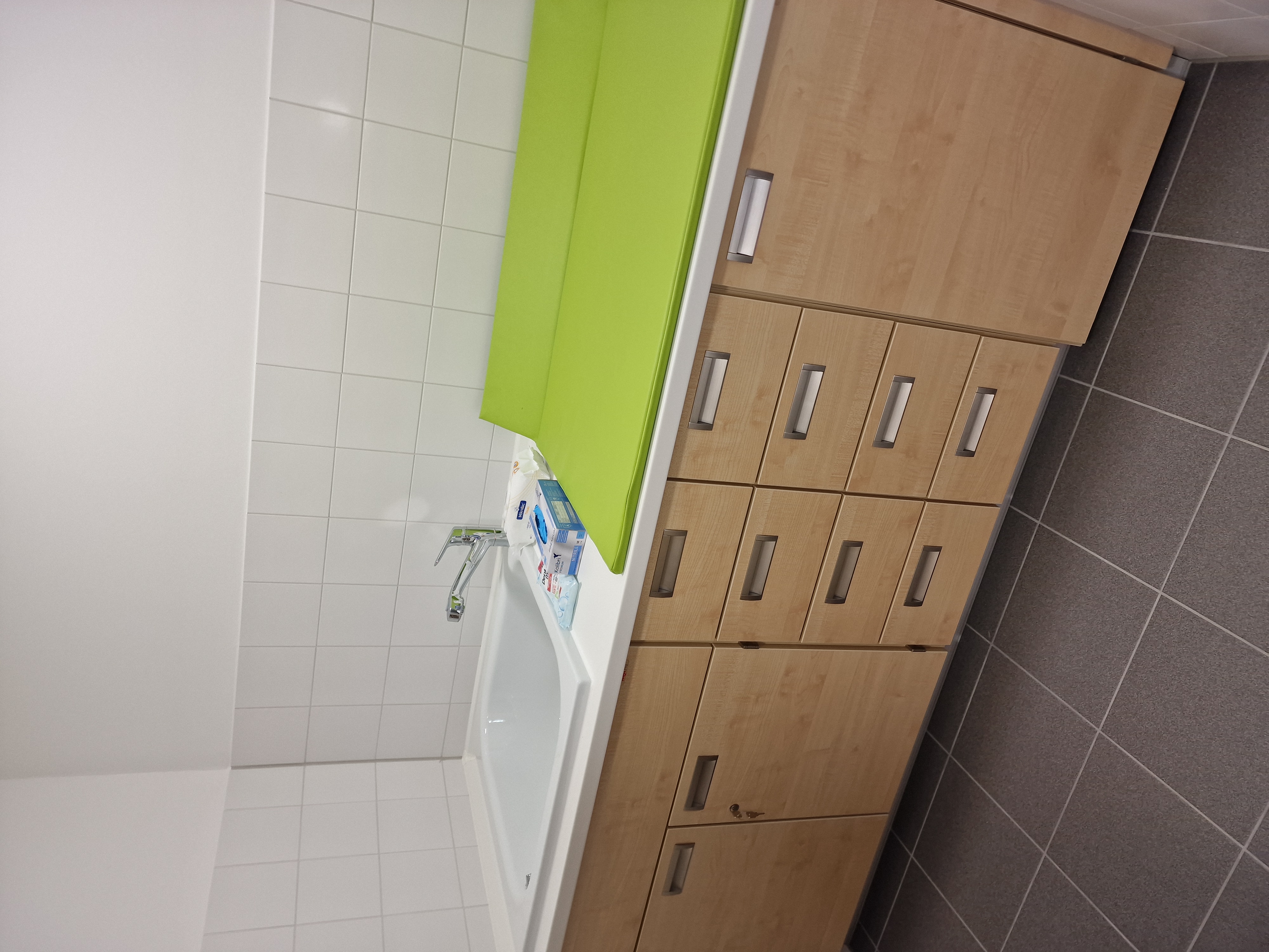 In jedem Waschraum befindet sich eine Wickelanlage. Ein Vorhang gewährt den Kindern die nötige Intimsphäre.